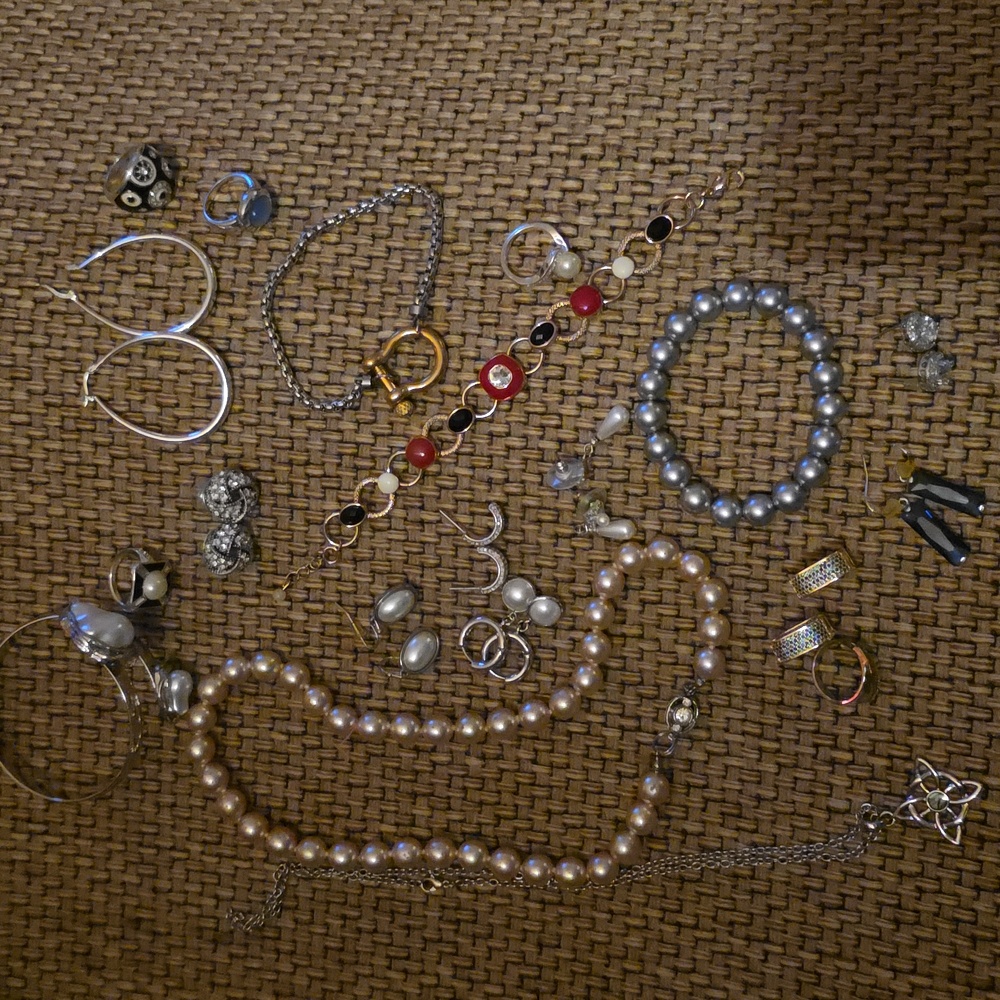 Elegant Pearl and Silver colored Jewelry Set